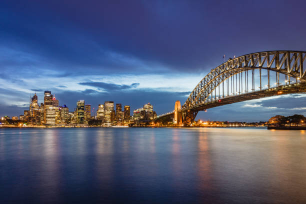 australien sydney skyline mit sydney harbour bridge in der dämmerung - sydney harbor bridge stock-fotos und bilder
