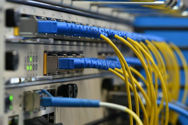 périphériques réseau et les câbles optiques - network connection plug network server cable data photos et images de collection