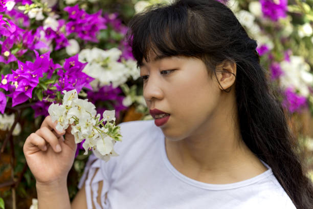 istock Indonesian girl with flowers 879261306