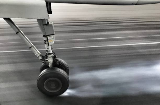 rueda de pequeño avión en la pista del aeropuerto. - aterrizar fotografías e imágenes de stock