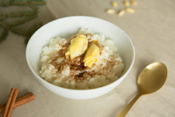 weihnachten in norwegen - oatmeal porridge heat cereal stock-fotos und bilder