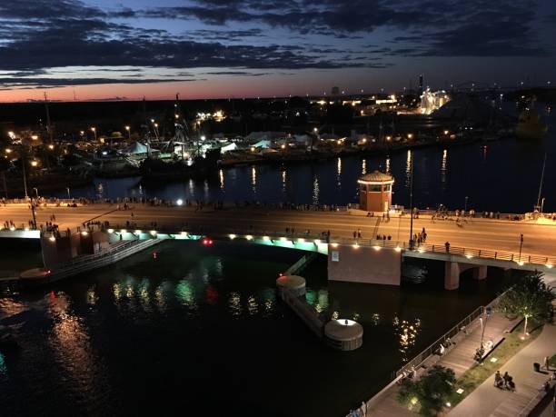 istock On the water city at night 879289450
