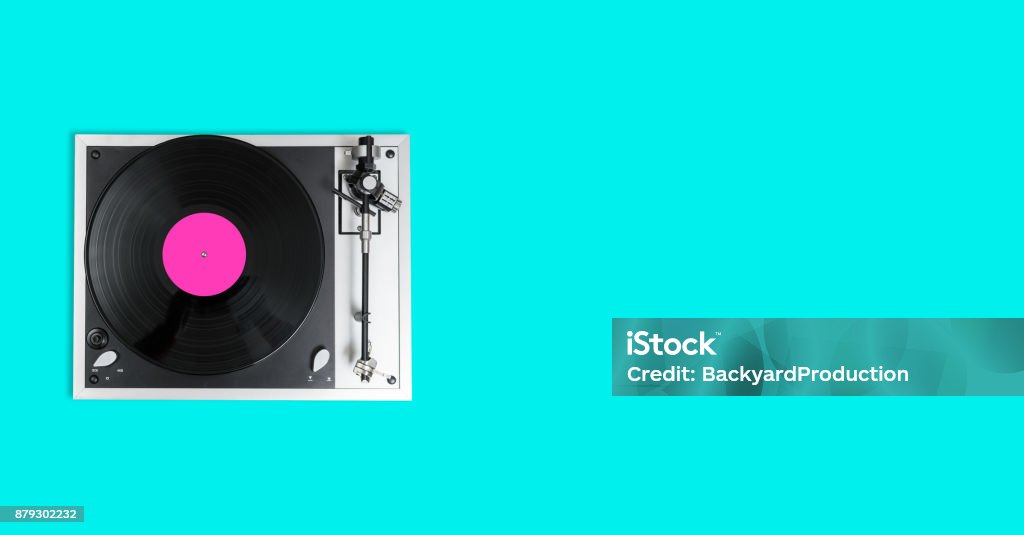 High quality vinyl record deck and tone arm Aerial view top down onto a vinyl record on vintage hi-fi stereo disc turntable 1980-1989 Stock Photo