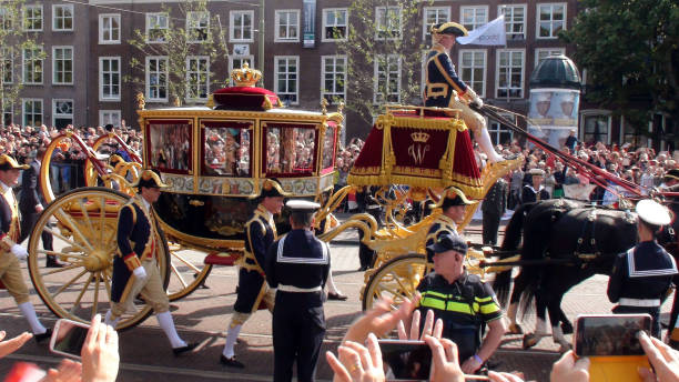 mensen groeten, nemen afbeelding van koning willem-alexander der nederlanden die is zitten binnenkant gouden glas vervoer tijdens prinsjesdag in den haag de nederland-europa - prinsjesdag stockfoto's en -beelden