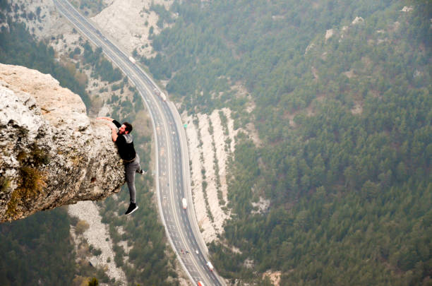 mountain man sukces concept na wysokim rocku - extreme sports risk high up sport zdjęcia i obrazy z banku zdjęć