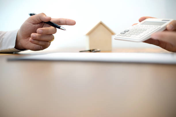 istock Business man agreement to sign for contract 879442038