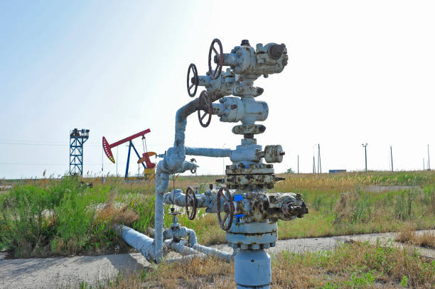 istock The pipe and valve oil fields 879451550