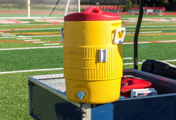 refrigerador de água amarelo sobre um carrinho para os atletas - red jug - fotografias e filmes do acervo