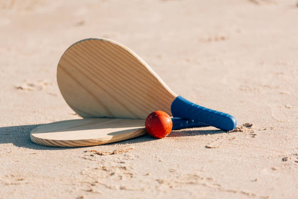 ténis de praia, bola de raquete de praia, frescobol. raquetes e bola de praia na praia - matkot - fotografias e filmes do acervo