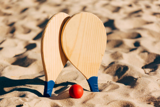ténis de praia, bola de raquete de praia, frescobol. raquetes e bola de praia na praia - matkot - fotografias e filmes do acervo
