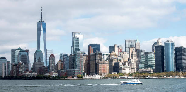 ny water taxi con il centro di manhattan sullo sfondo - ferry new york city ellis island new york state foto e immagini stock