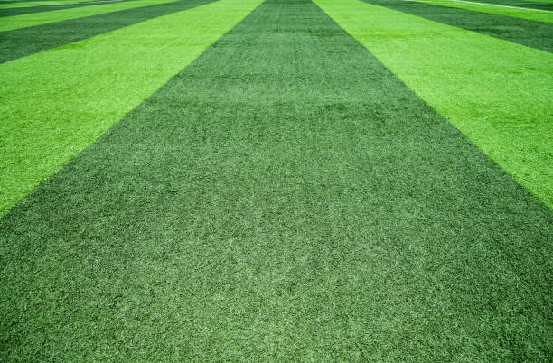 fondo de hierba verde con la raya - soccer soccer field grass artificial turf fotografías e imágenes de stock