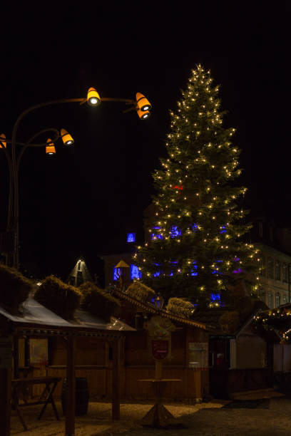istock christmas tree on a marketplace 879538370