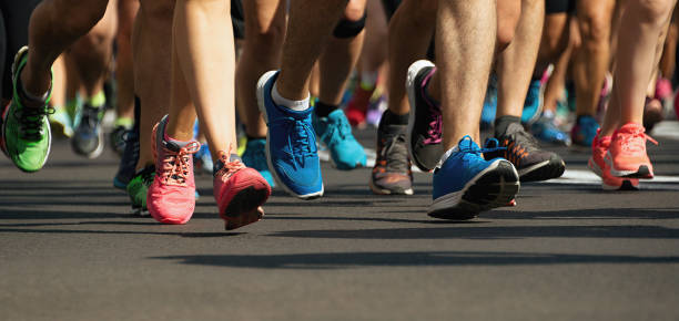 marathon-läufer laufen auf die city road - fuß anatomiebegriff fotos stock-fotos und bilder