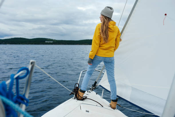 istock Yachtswoman sailing the boat 879595228
