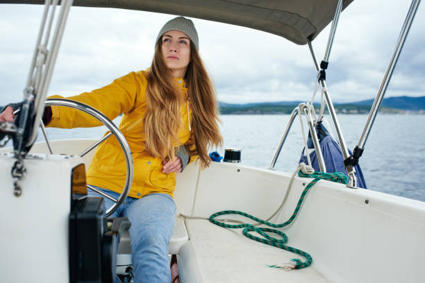istock Yachtswoman sailing the boat 879595244