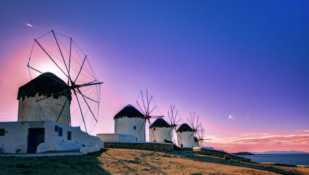 伝統的な風車、夕暮れ、ギリシャのミコノス島のシンボル - windmill architecture traditional culture mill ストックフォトと画像