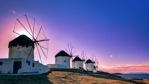tradycyjne wiatraki, symbol mykonos o zachodzie słońca, grecja - windmill architecture traditional culture mill zdjęcia i obrazy z banku zdjęć