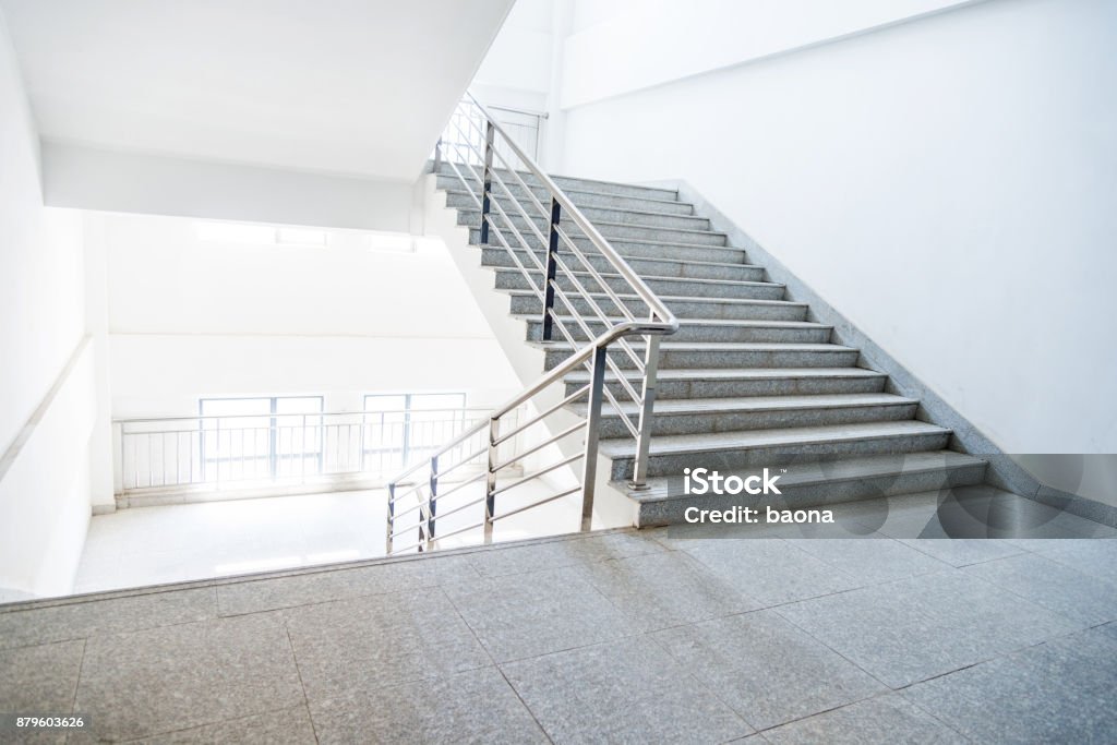 Escalier dans le bâtiment de l’école - Photo de Escalier libre de droits