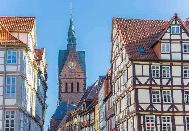 hrázděné domy a kostelní věž v hannoveru, německo - hannover - stock snímky, obrázky a fotky