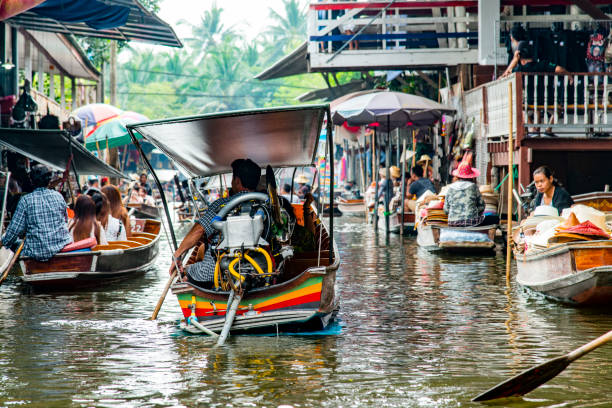 schwimmender markt, bangkok, thailand - stand up paddling stock-fotos und bilder