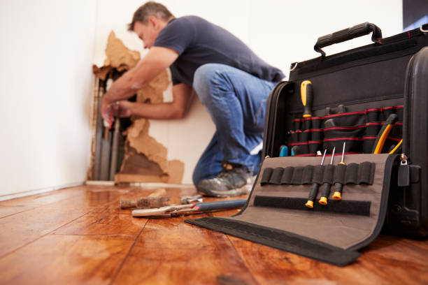 uomo di mezza età che ripara tubo scoppio, impianto idraulico, focus sul primo piano - house repair foto e immagini stock