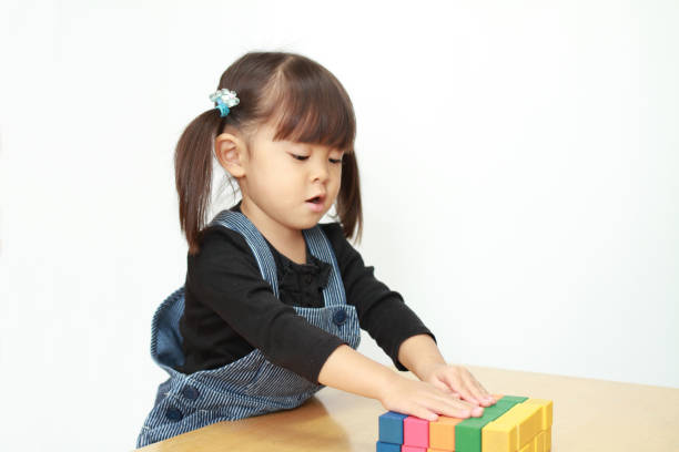 istock Japanese girl playing with blocks (3 years old) 879662772