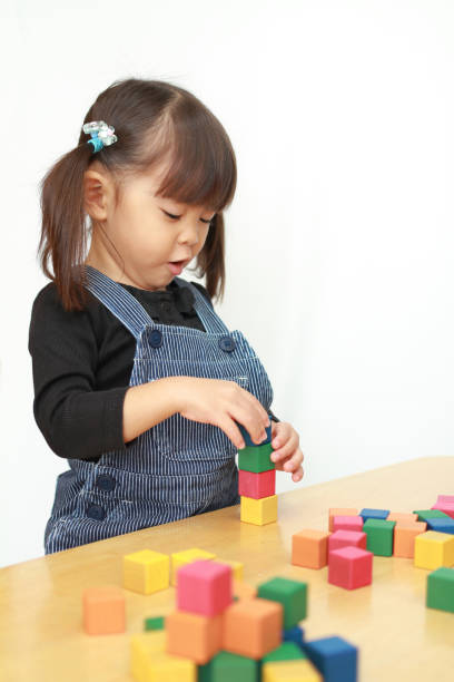istock Japanese girl playing with blocks (3 years old) 879662894