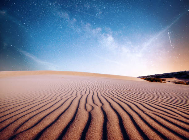 dune di sabbia desertica di notte, stelle e via lattea, astrofoto del cielo profondo - majestic landscape arid climate beach foto e immagini stock