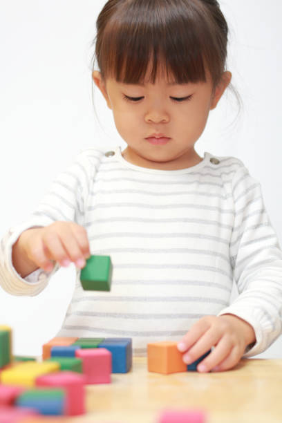 istock Japanese girl playing with blocks (3 years old) 879702494