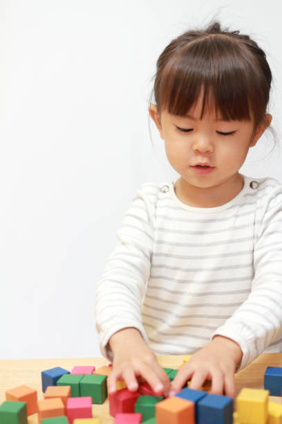 istock Japanese girl playing with blocks (3 years old) 879704560
