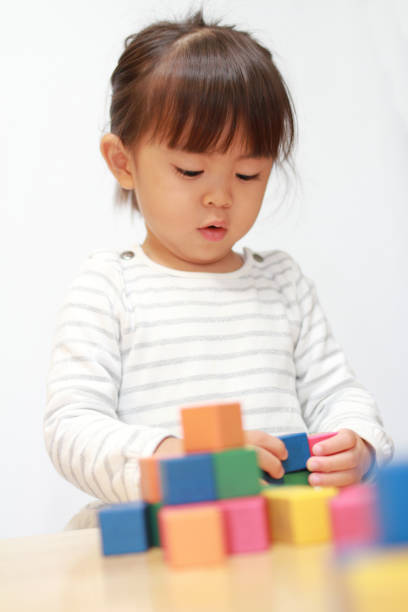 istock Japanese girl playing with blocks (3 years old) 879704602