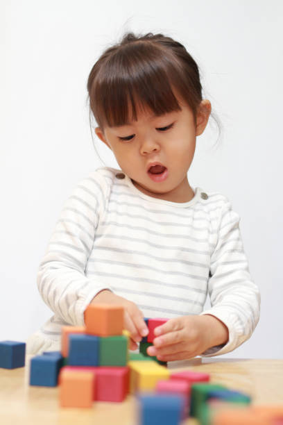 istock Japanese girl playing with blocks (3 years old) 879706676