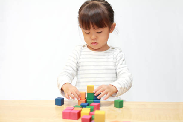 istock Japanese girl playing with blocks (3 years old) 879708776