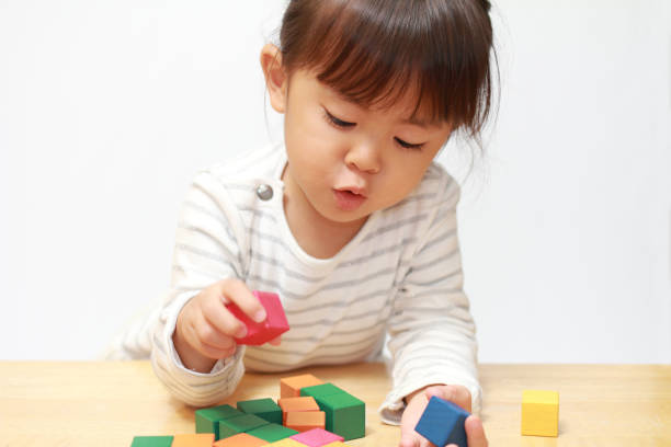 japanese girl playing with blocks (3 years old) - 2 3 years fotos imagens e fotografias de stock