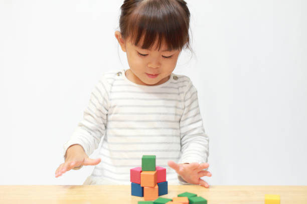 istock Japanese girl playing with blocks (3 years old) 879708946