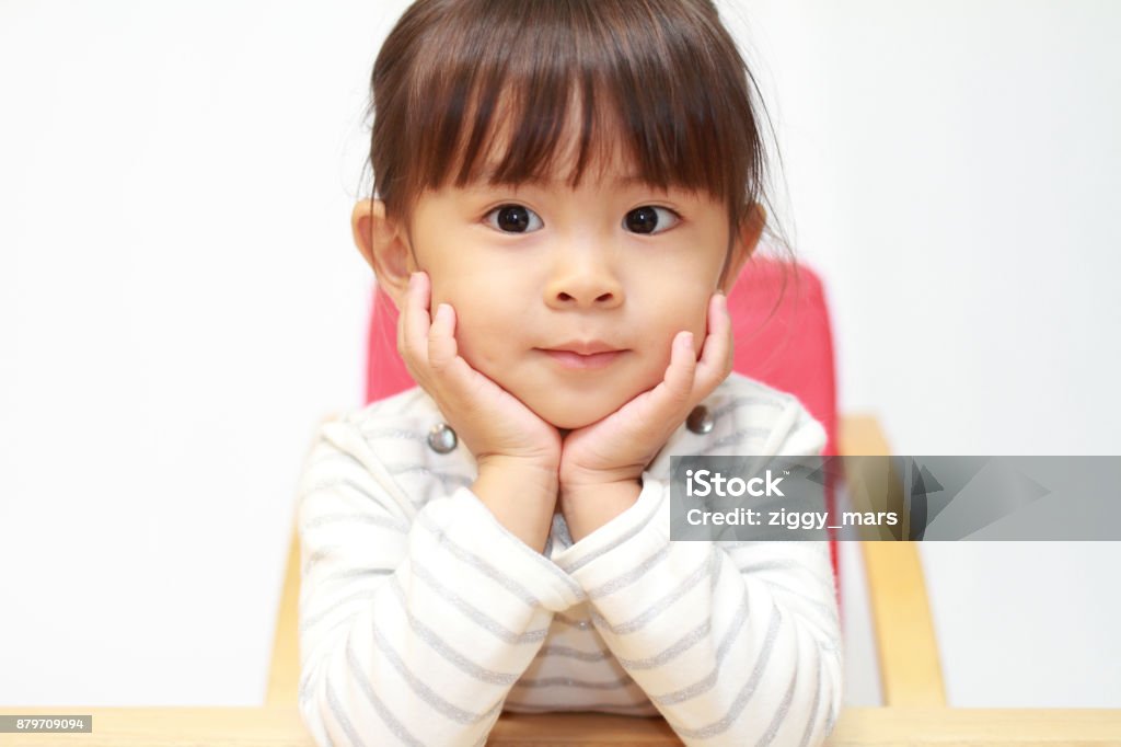 Japanische Mädchen ruht ihr Kinn in die Hände (3 Jahre alt) - Lizenzfrei 2-3 Jahre Stock-Foto