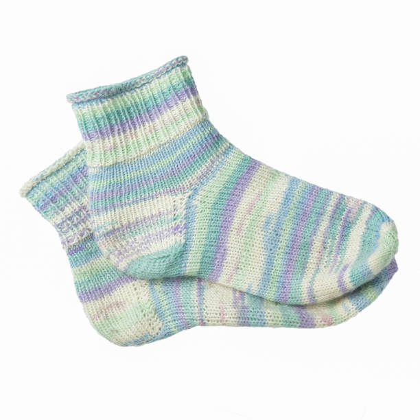 calcetines de mezcla de lana de punto casera sobre un fondo blanco - sock wool multi colored isolated fotografías e imágenes de stock