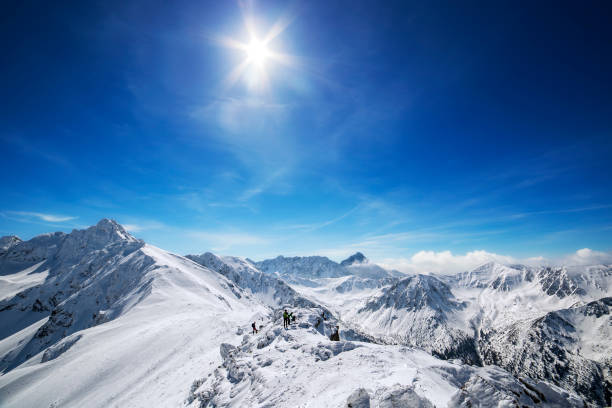 scena invernale con alti monti tatra con vetta swinica, polonia - carpathian mountain range adventure mountain peak mountain foto e immagini stock