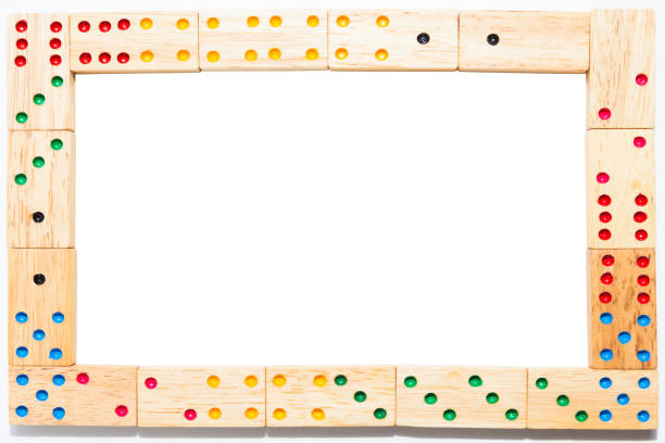cadre de domino en bois isolé sur fond blanc, un tracé de détourage. espace de la copie de votre texte - dobs photos et images de collection