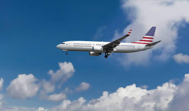 尻尾と胴体着陸または背景の青い曇り空と空港から離陸の米国旗が付いている商業飛行機 - airplane taking off sky commercial airplane ストックフォトと画像