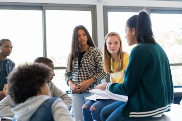 studenti multietnici che discutono in classe - teen activity foto e immagini stock