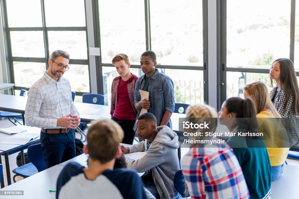 Multi-ethnischen Schüler diskutieren mit professor - Lizenzfrei Klassenzimmer Stock-Foto