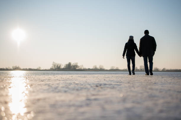 istock Romantic couple holding hands, landscape view. 879769288