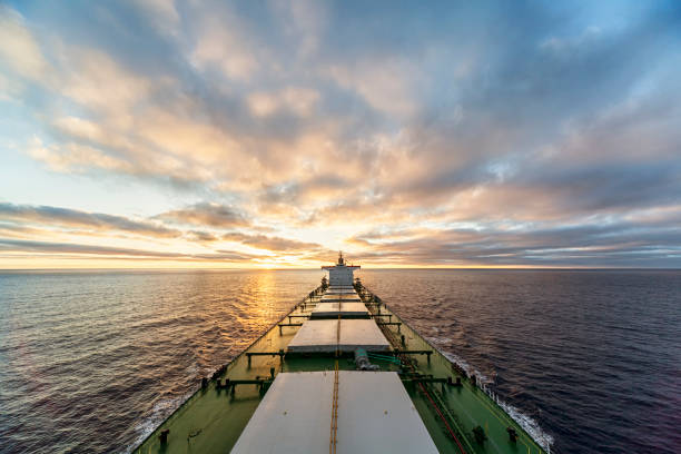 fotos hdr de carguero en el mar contra la puesta de sol - proa fotografías e imágenes de stock