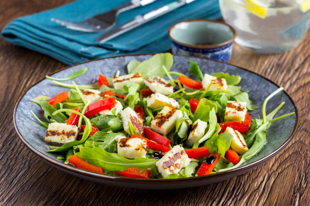 istock Salad with grilled cheese, spinach, tomatoes, pepper, paprika, tatsy lunch diet dish 879781330