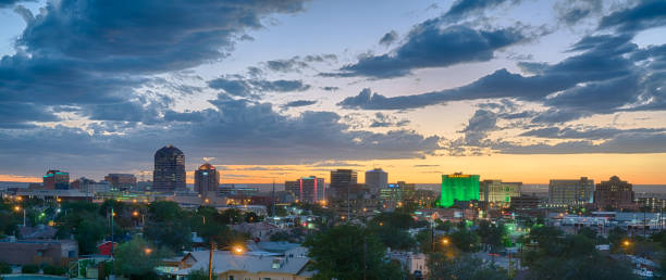 skyline de albuquerque, nouveau-mexique - albuquerque new mexico skyline southwest usa photos et images de collection