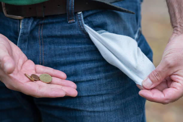 mężczyzna w dżinsach pokazujący swoje puste kieszenie - failure inside out pocket clothing zdjęcia i obrazy z banku zdjęć