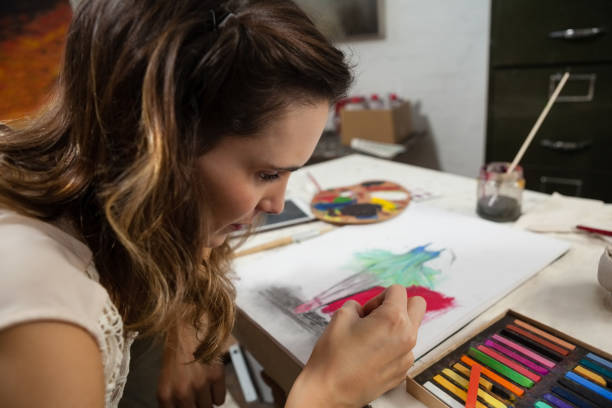 istock Woman painting a sketch 879809190