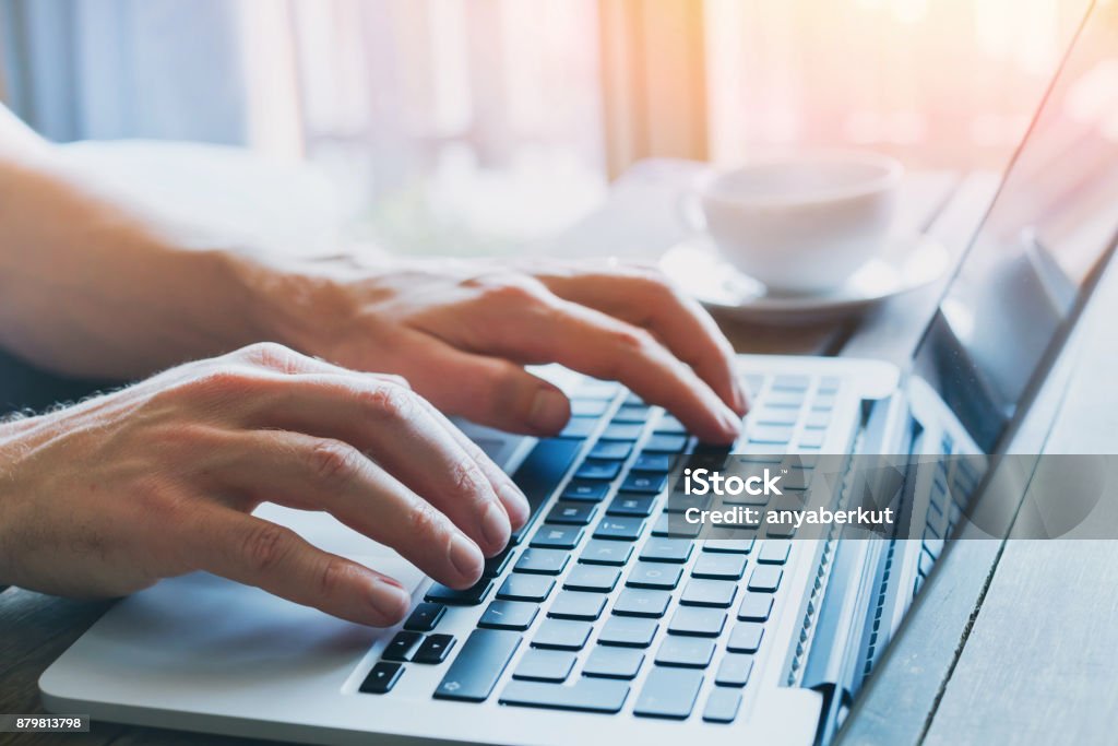 컴퓨터에서 작업 하는 비즈니스 사람의 손에 - 로열티 프리 인터넷 스톡 사진
